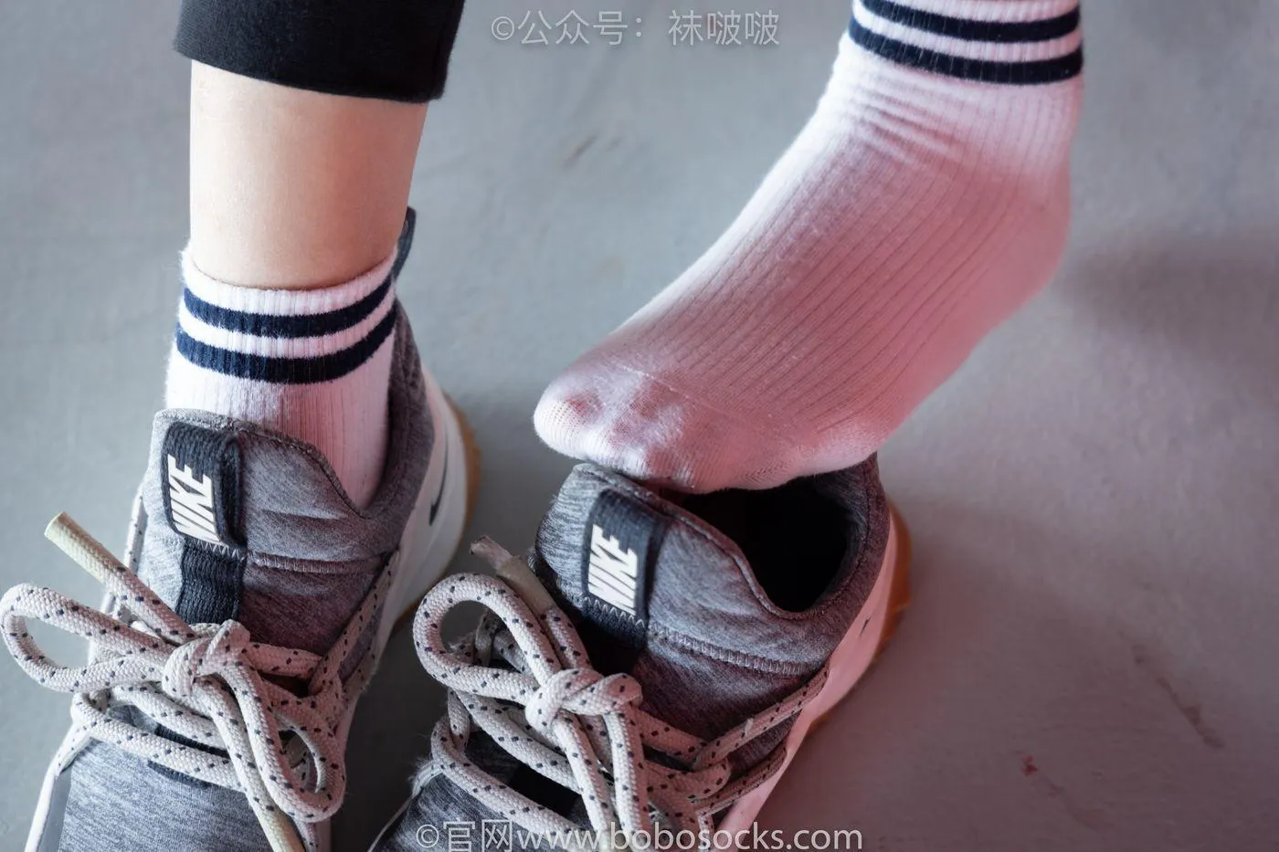 [BoBoSocks袜啵啵]NO.018 木木-运动鞋、白棉袜、裸足 [136P]插图2